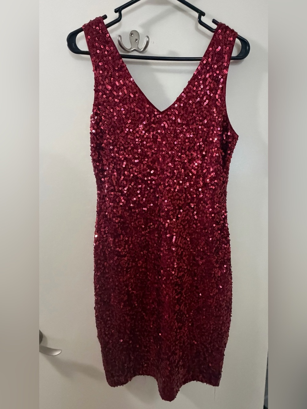 Sleeveless Red Sequin Midi Dress with V-Neck